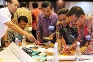 Sunaja Dulhadi (paling kanan) bekerjasama dalam kelompok Cirebon mengkaji ulang dampak program paket satu (91)
